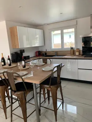 Cuisine ou kitchenette dans l'établissement Maison au calme avec piscine