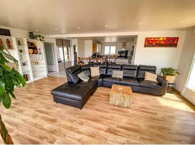 Coin salon dans l'établissement Maison au calme avec piscine
