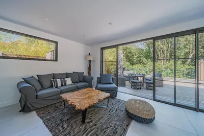 Coin salon dans l'établissement Villa de luxe au Pyla avec piscine en bordure du golf d'Arcachon, 5 chambres