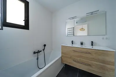 Salle de bains dans l'établissement Villa de luxe au Pyla avec piscine en bordure du golf d'Arcachon, 5 chambres
