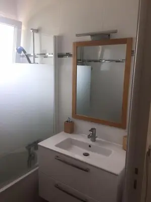 Salle de bains dans l'établissement Maison, piscine centreville Gujan-Mestras 4 hôtes