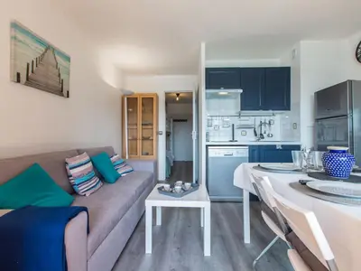 Cuisine ou kitchenette dans l'établissement Apartment Les Terrasses Notre Dame du Port-8 by Interhome