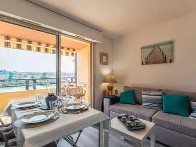 Coin salon dans l'établissement Apartment Les Terrasses Notre Dame du Port-8 by Interhome