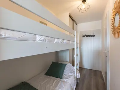 Un ou plusieurs lits dans un hébergement de l'établissement Apartment Les Terrasses Notre Dame du Port-8 by Interhome
