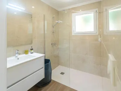 Salle de bains dans l'établissement Holiday Home Ocean forest by Interhome