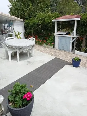 Jardin de l'établissement Charmante maisonnette
