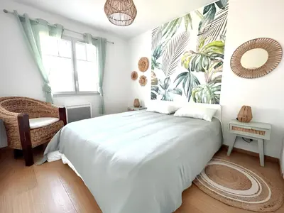 Un ou plusieurs lits dans un hébergement de l'établissement Maison élégante à Moliets-et-Maa avec jardin clos et terrasse
