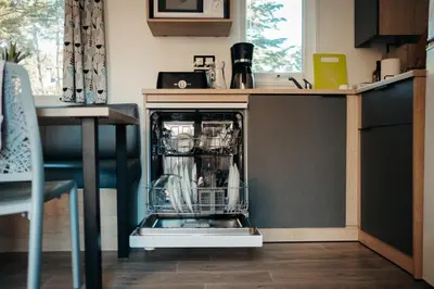 Cuisine ou kitchenette dans l'établissement Mobil Home XXL 4 chambres - Camping Le Sen Yan