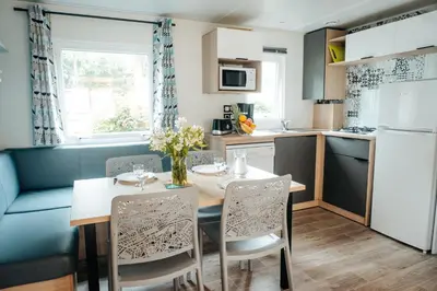 Cuisine ou kitchenette dans l'établissement Mobil Home XXL 4 chambres - Camping Le Sen Yan