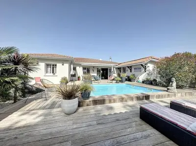 Piscine de l'établissement Villa Nolaene, 8-9 pers, Piscine, Calme et Moderne ou située à proximité