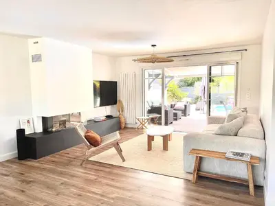Coin salon dans l'établissement Villa Nolaene, 8-9 pers, Piscine, Calme et Moderne