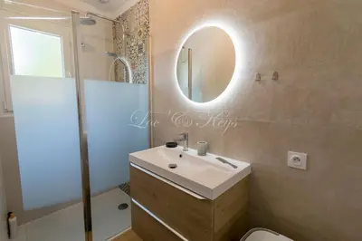 Salle de bains dans l'établissement Jolie maison au calme proche du lac