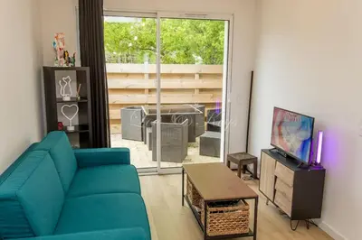 Télévision ou salle de divertissement dans l'établissement Jolie maison au calme proche du lac