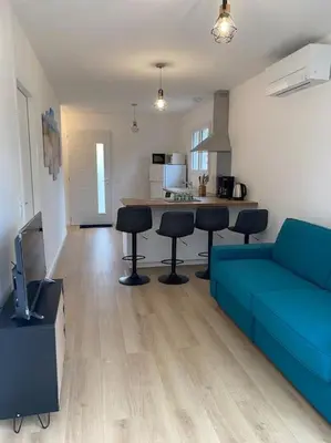 Coin salon dans l'établissement Jolie maison au calme proche du lac