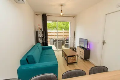 Télévision ou salle de divertissement dans l'établissement Jolie maison au calme proche du lac