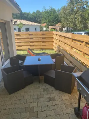 Balcon ou terrasse dans l'établissement Jolie maison au calme proche du lac