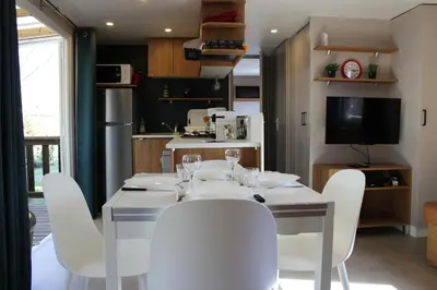 Cuisine ou kitchenette dans l'établissement La Réserve 4 étoiles emplacement 844 3CH 2SDB 6 personnes