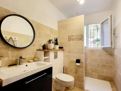 Salle de bains dans l'établissement Villa rénovée à Capbreton: 8 pers, grand jardin, proche plage et commodités - FR-1-413-226