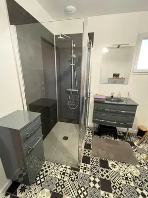 Salle de bains dans l'établissement Maison proche du lac de Sanguinet et de Biscarrosse