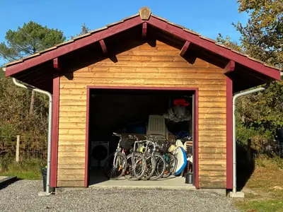 Vélo sur le terrain de l'établissement Maison proche du lac de Sanguinet et de Biscarrosse ou dans les environs
