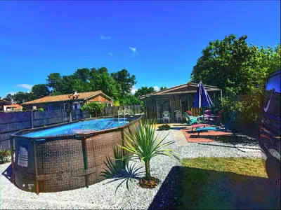 Piscine de l'établissement MAISON PISCINE PRIVEE 4a5 PERS9 & 11 KMs DES PLAGES OCEANES ET DU LAC ou située à proximité