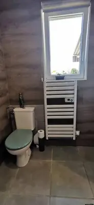 Salle de bains dans l'établissement MAISON PISCINE PRIVEE 4a5 PERS9 & 11 KMs DES PLAGES OCEANES ET DU LAC