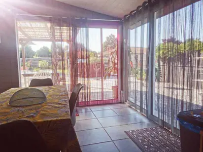Coin salon dans l'établissement MAISON PISCINE PRIVEE 4a5 PERS9 & 11 KMs DES PLAGES OCEANES ET DU LAC