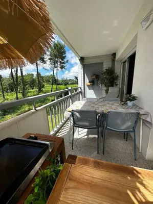 Balcon ou terrasse dans l'établissement La Forêt des Pins - Free Check-In - Wifi - Parking Privé - Netflix - Draps & Serviettes inclus
