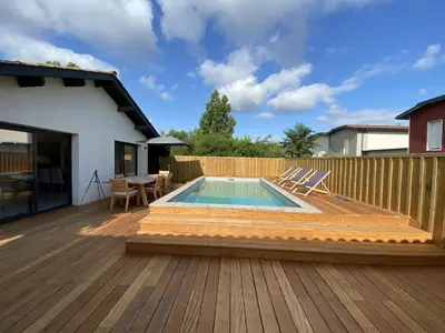 Piscine de l'établissement LUTZY Maison moderne au calme piscine ou située à proximité