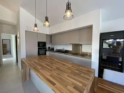 Cuisine ou kitchenette dans l'établissement LUTZY Maison moderne au calme piscine