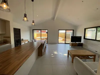 Télévision ou salle de divertissement dans l'établissement LUTZY Maison moderne au calme piscine