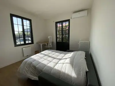Un ou plusieurs lits dans un hébergement de l'établissement LUTZY Maison moderne au calme piscine