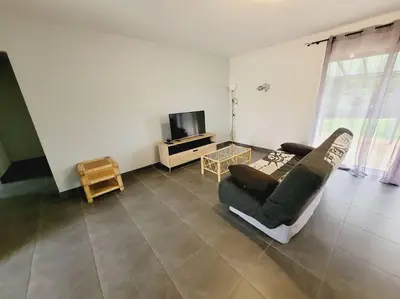 Télévision ou salle de divertissement dans l'établissement La Belle des bois