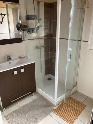 Salle de bains dans l'établissement Le Clapotis