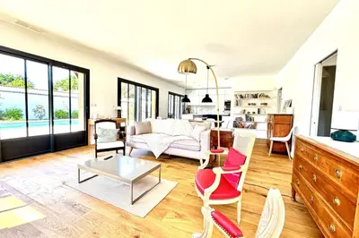 Coin salon dans l'établissement Villa neuve climatisée avec piscine chauffée