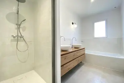 Salle de bains dans l'établissement Villa neuve climatisée avec piscine chauffée