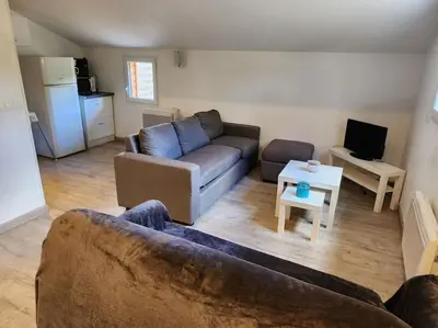 Coin salon dans l'établissement Chalet au cœur des Landes