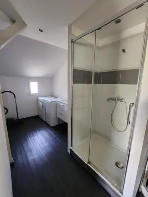 Salle de bains dans l'établissement Chalet au cœur des Landes