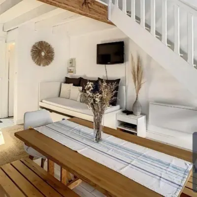 Télévision ou salle de divertissement dans l'établissement La maison près du Lac