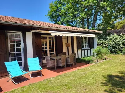 Jardin de l'établissement Fermette Landaise près de l'Océan et du lac marin
