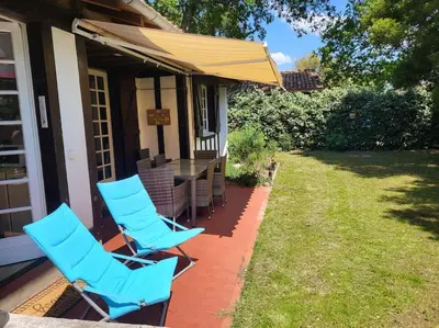Jardin de l'établissement Fermette Landaise près de l'Océan et du lac marin