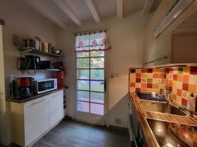Cuisine ou kitchenette dans l'établissement Fermette Landaise près de l'Océan et du lac marin