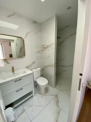 Salle de bains dans l'établissement Chambre Privée Accès Piscine
