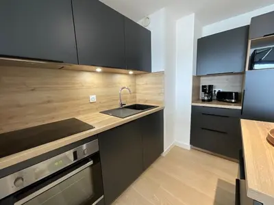 Cuisine ou kitchenette dans l'établissement Le Grand Pavois - Terrasse d'exception face aux bateaux