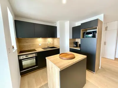 Cuisine ou kitchenette dans l'établissement Le Grand Pavois - Terrasse d'exception face aux bateaux