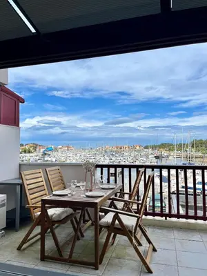 Balcon ou terrasse dans l'établissement Le Grand Pavois - Terrasse d'exception face aux bateaux