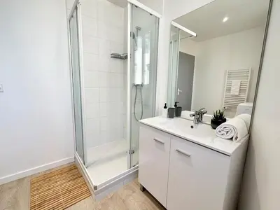 Salle de bains dans l'établissement L'AUTHENTIQUE - Moderne - Central