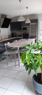 Cuisine ou kitchenette dans l'établissement Jolie maison moderne et sereine à Labenne