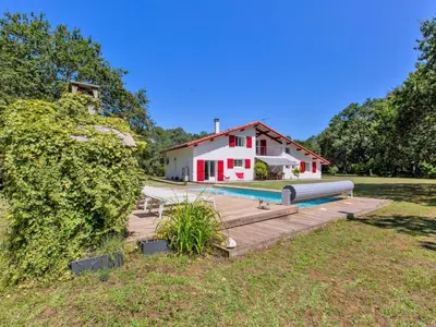 Piscine de l'établissement Villa Caloye by Interhome ou située à proximité