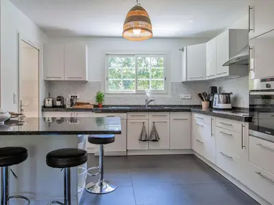 Cuisine ou kitchenette dans l'établissement Villa Caloye by Interhome